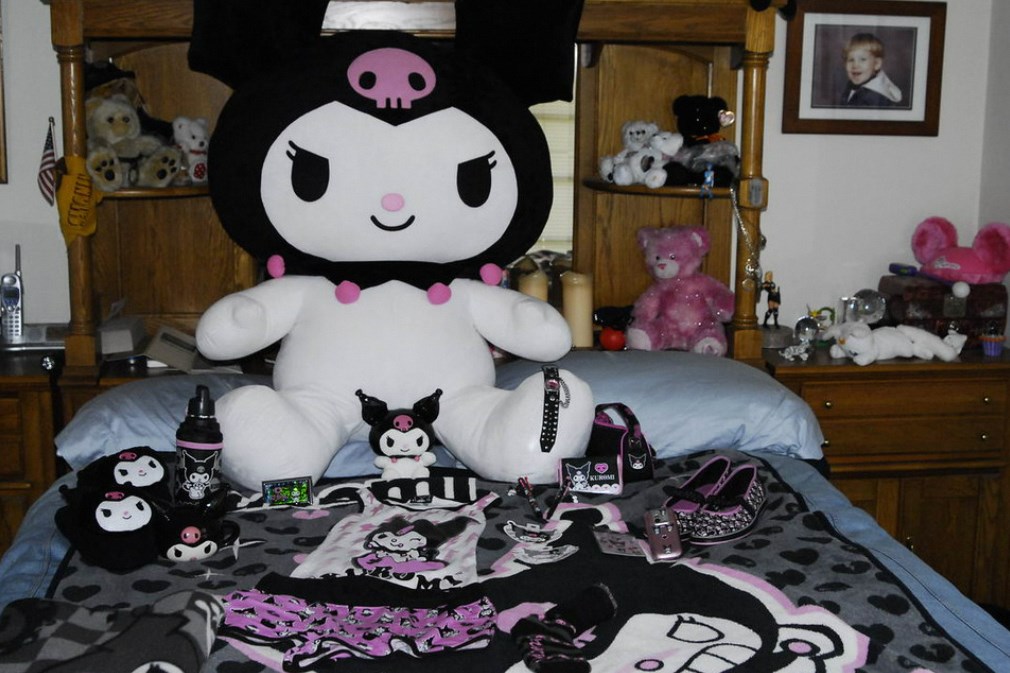 Embracing Darkness with Kuromi: A Unique Sanrio Character插图2