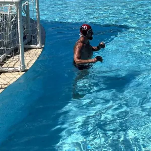 does swimming build muscle