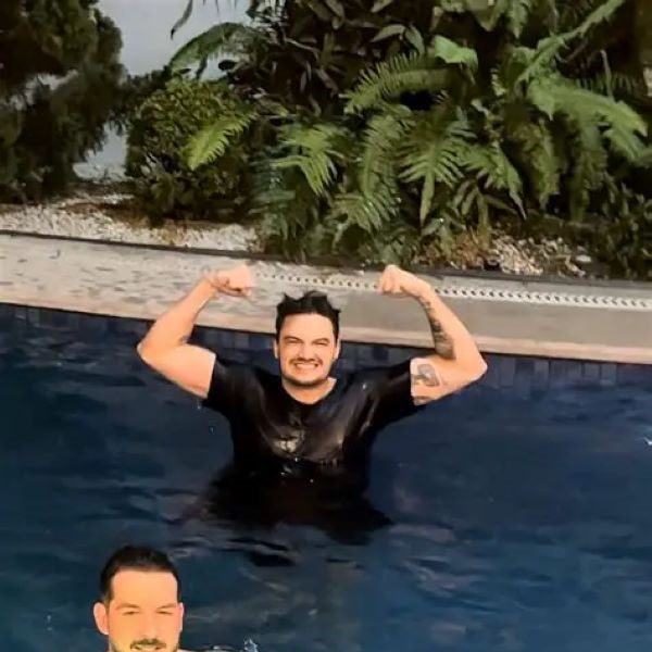 does swimming build muscle