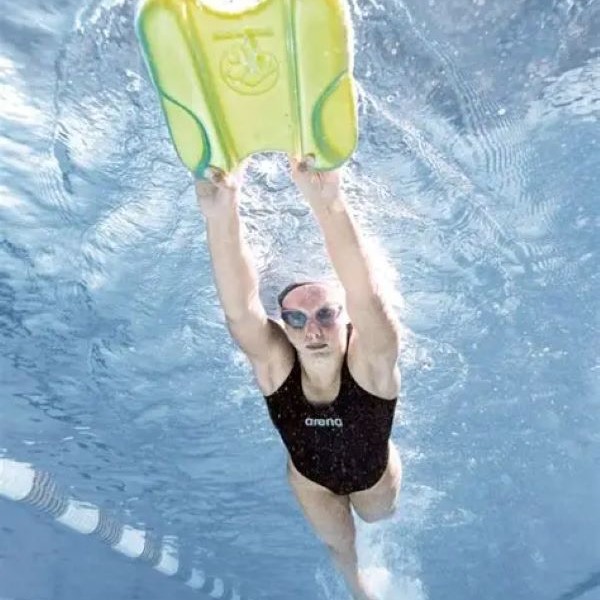 does swimming build muscle