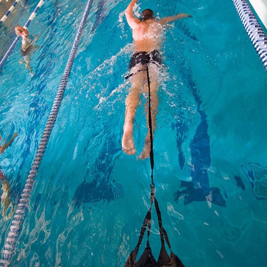 does swimming build muscle